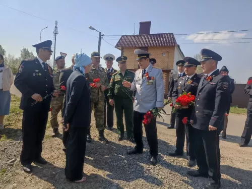 Илһам Сәхапов Кукмара районында Герой Сабир Әхтәмов каберенә чәчәкләр салды