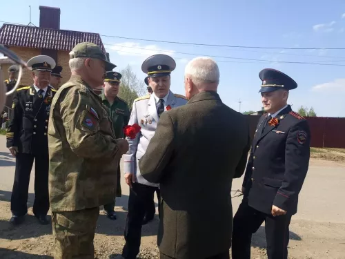Илһам Сәхапов Кукмара районында Герой Сабир Әхтәмов каберенә чәчәкләр салды