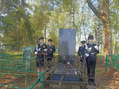 Илһам Сәхапов Кукмара районында Герой Сабир Әхтәмов каберенә чәчәкләр салды