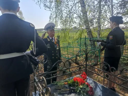 Илһам Сәхапов Кукмара районында Герой Сабир Әхтәмов каберенә чәчәкләр салды