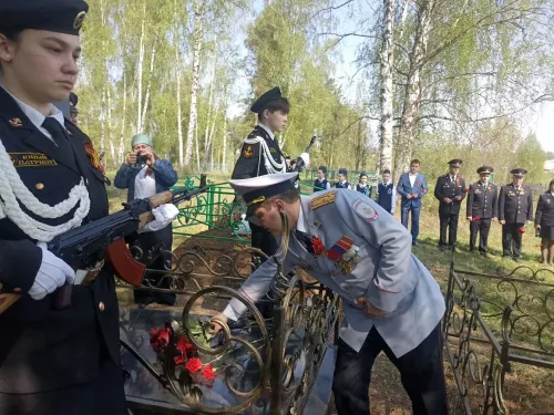 Илһам Сәхапов Кукмара районында Герой Сабир Әхтәмов каберенә чәчәкләр салды