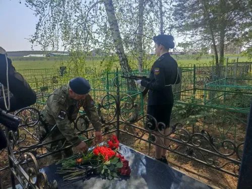 Илһам Сәхапов Кукмара районында Герой Сабир Әхтәмов каберенә чәчәкләр салды