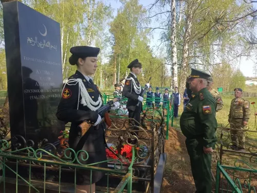 Илһам Сәхапов Кукмара районында Герой Сабир Әхтәмов каберенә чәчәкләр салды