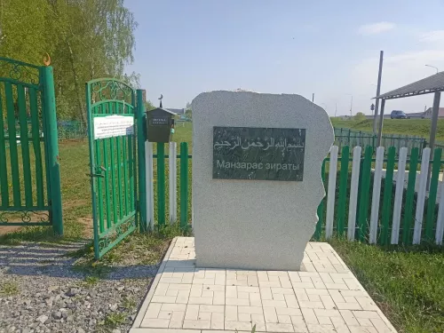 Илһам Сәхапов Кукмара районында Герой Сабир Әхтәмов каберенә чәчәкләр салды