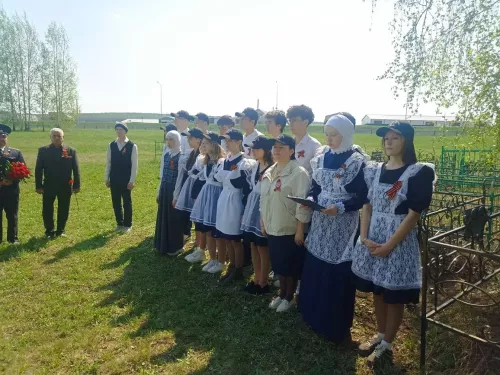 Илһам Сәхапов Кукмара районында Герой Сабир Әхтәмов каберенә чәчәкләр салды
