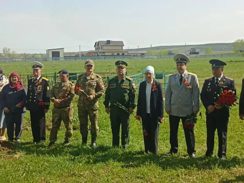 Илһам Сәхапов Кукмара районында Герой Сабир Әхтәмов каберенә чәчәкләр салды
