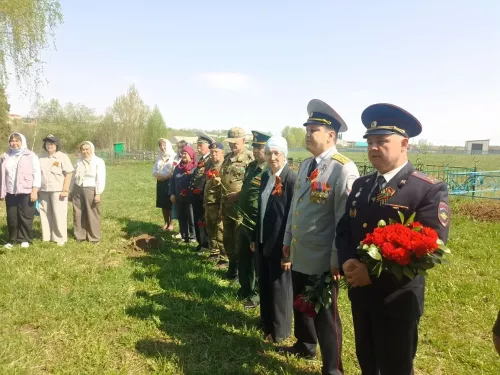 Илһам Сәхапов Кукмара районында Герой Сабир Әхтәмов каберенә чәчәкләр салды