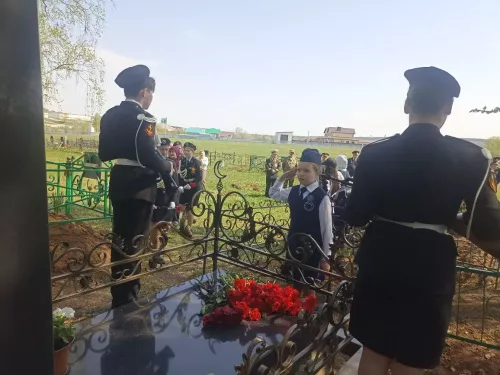 Илһам Сәхапов Кукмара районында Герой Сабир Әхтәмов каберенә чәчәкләр салды
