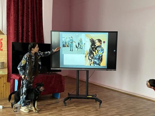 Мәчкәрә урта мәктәбе укучылары булачак кинолог белән очрашты