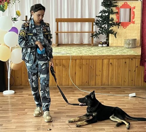 Мәчкәрә урта мәктәбе укучылары булачак кинолог белән очрашты