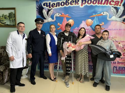 Кукмарада яңа туган балага автоутыргыч бүләк иттеләр