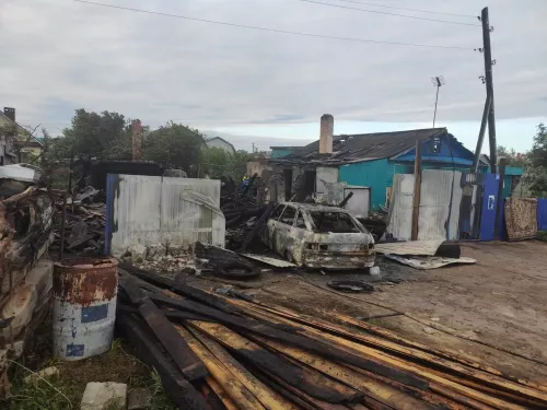 В Кукморе сгорели дом, гараж и автомобиль