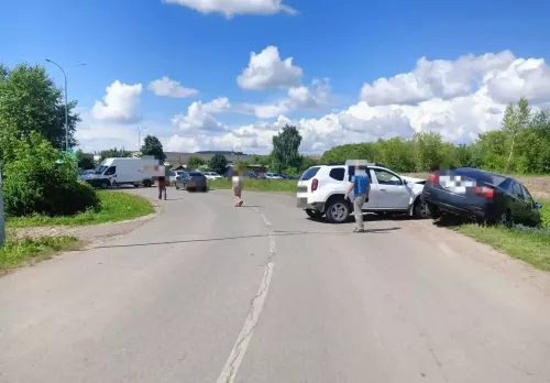 В Кукморе водитель Renault Duster устроил ДТП с двумя встречными автомобилями