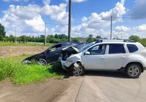 В Кукморе водитель Renault Duster устроил ДТП с двумя встречными автомобилями