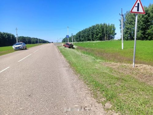 Кукмара районында җиңел машина юл читенә төшеп киткән
