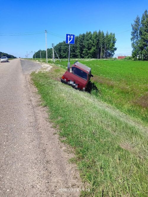 Кукмара районында җиңел машина юл читенә төшеп киткән
