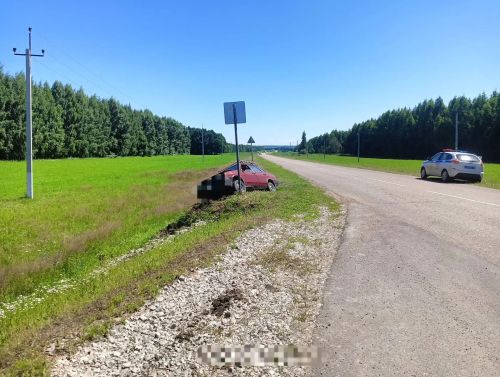 Кукмара районында җиңел машина юл читенә төшеп киткән