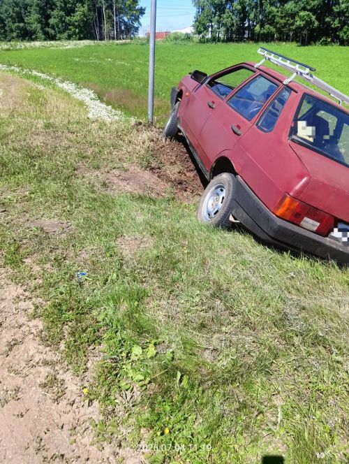 Кукмара районында җиңел машина юл читенә төшеп киткән