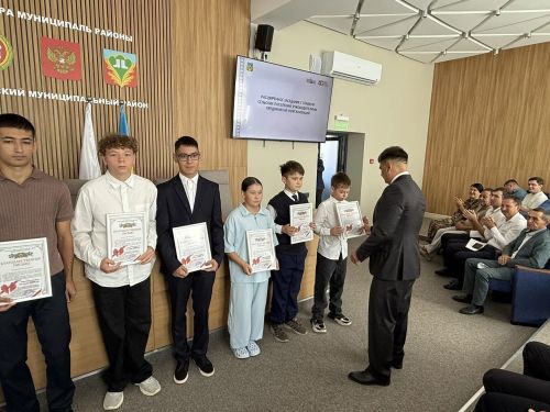 Жителей Кукморского района наградили на расширенном заседании