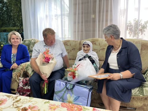 Әсән-Елга авылыннан Рашидә Шәрәфиева 90 яшьлек юбилеен билгеләп үтте