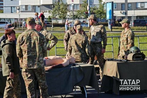 Казанцы учатся спасать жизни: на Дне Республики открылась выставка о военной подготовке