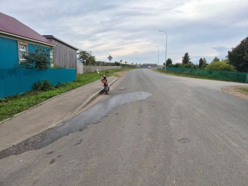 В Кукморском районе электроскутер опрокинулся на проезжей части