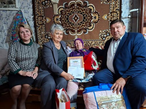 В Кукморском районе поздравили тружениц тыла Зинаиду Нагорнову и Анну Кузьмину со юбилеями
