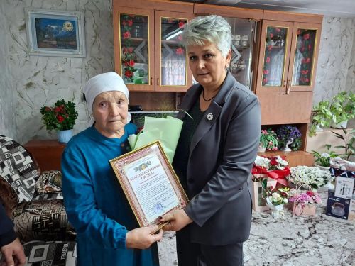 В Кукморском районе поздравили тружениц тыла Зинаиду Нагорнову и Анну Кузьмину со юбилеями