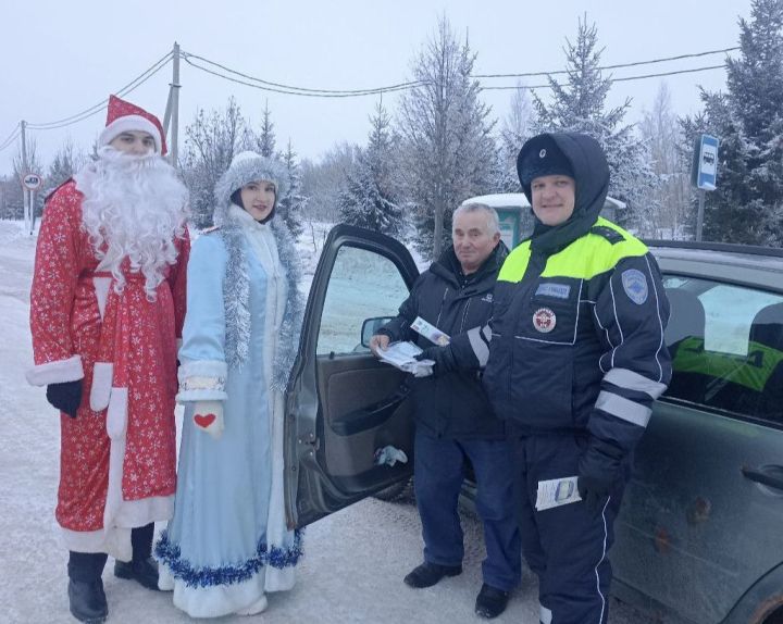 Кукмарада полиция Кыш бабае белән Кар кызы бәйрәм кәефе өләште