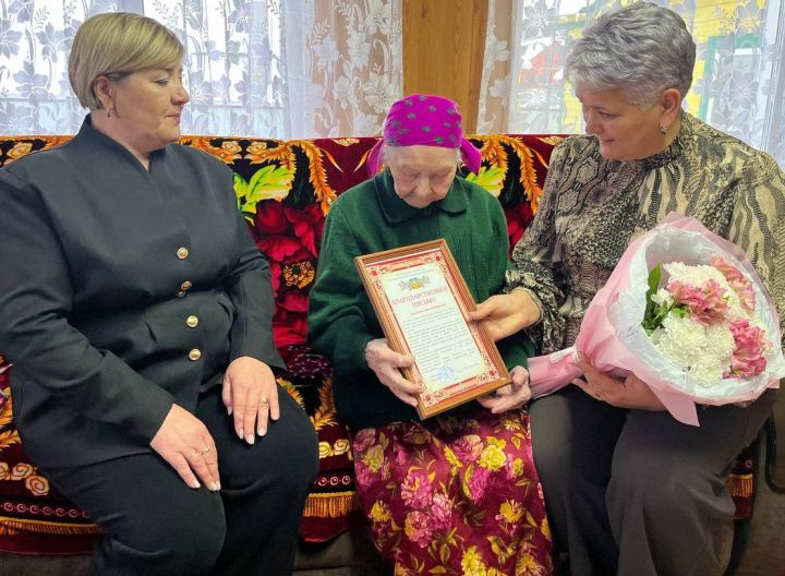 Лельвиж авылыннан Евдотия Балтасеева 90 яшьлеген каршы алды