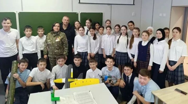 Махсус хәрби операциядә катнашучылар Кукмара 3нче урта мәктәп музеена экспонатлар тапшырды