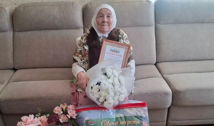 Гомер юлы — хезмәт һәм сабырлык үрнәге: Зур Кукмарадан Дамира Сәлмәнова 90 яшен билгеләп үтә