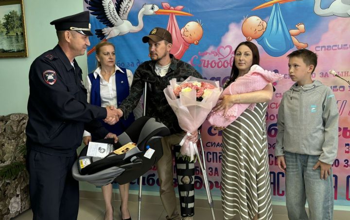 Безопасность с пелёнок: счастливых родителей из Кукморского района встретили с подарком