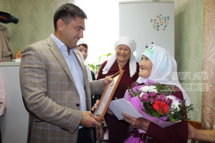 Фото: Сергей Димитриев поздравил ветерана тыла Умульгусум Марданову с 95-летием!