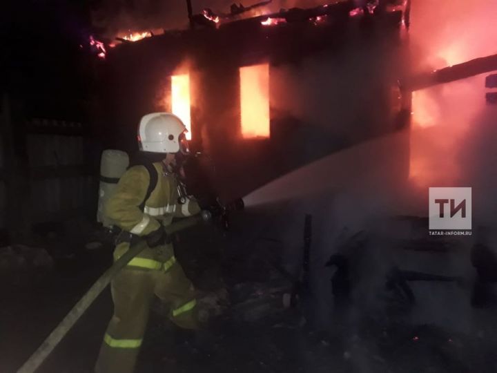 Из-под обрушенного огнем дома пожарные достали погибшего мужчину (фото)