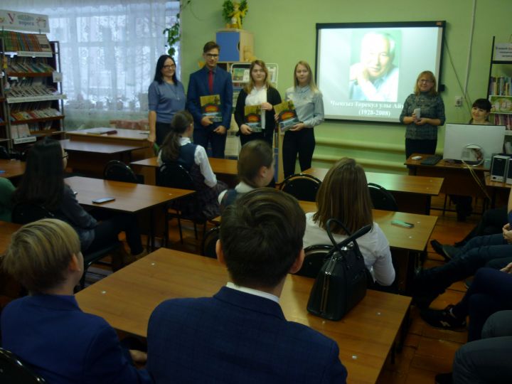 Для школьников Кукмора провели литературный час «Чингиз Айтматов – удивительный писатель»