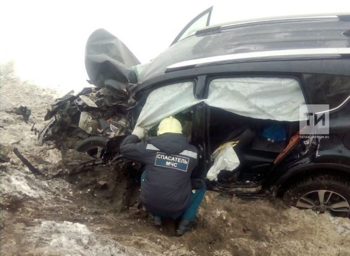 Фото: Водителя зажало в «Тойоте» после столкновения с грузовой «ГАЗелью»