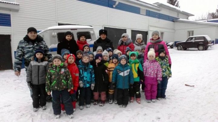 Кукморские полицейские организовали для воспитанников детского сада экскурсию в отдел полиции
