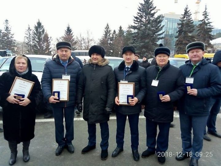 Рустам Минниханов вручил руководителям Кукмора ключи от автомобилей и школьных автобусов