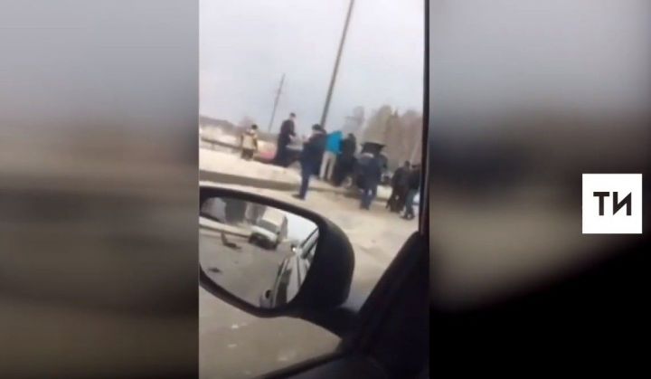 Видео: Җиңел автомобиль ике баганага бәрелгән