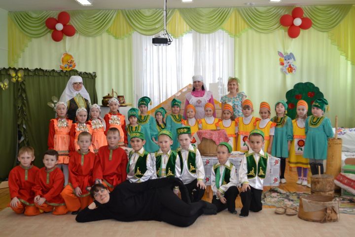Сотрудники музея показали театрализованное представление «Праздник печки» юным кукморянам