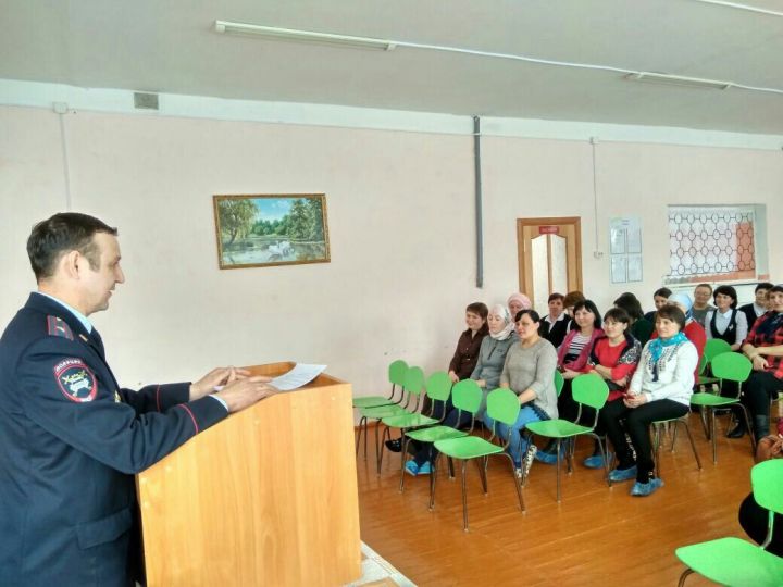 Начальник районного ОГИБДД встретился с учащимися  и родителями Ядыгерьской школы