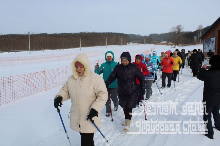 Фото: Кукморян научили ходить с палками