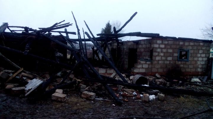 Появились фото с места пожара в деревне Уразаево