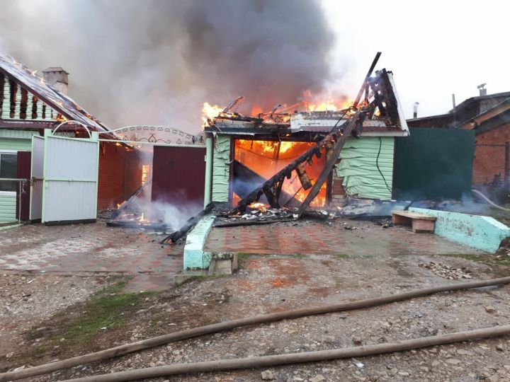 Фото: В Кукморе в результате пожара нанесен ущерб двум хозяйствам