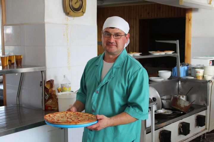 Фото: "В кулинарии главное фантазия" - говорит повар  столовой Кукморского элеватора Ильяс Мухутдинов
