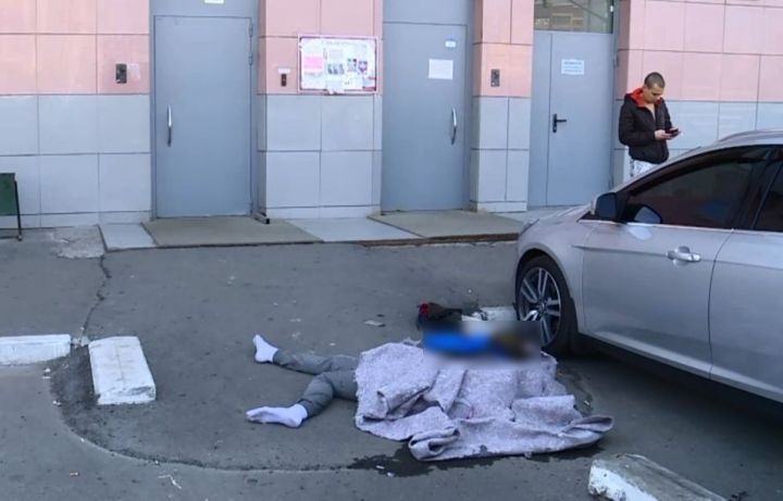 В Казани с крыши многоэтажки упал 17-летний парень
