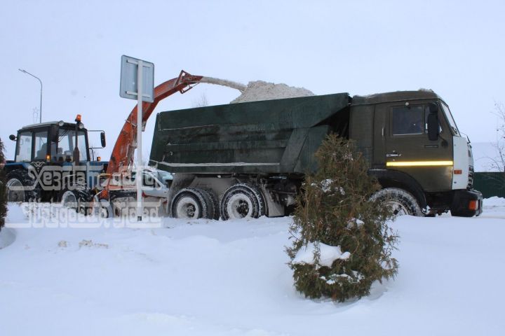 В Кукморе работы по уборке снега ведутся в усиленном режиме
