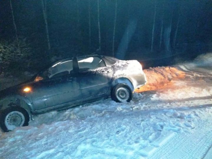 На трассе Богатые Сабы – Шемордан  спасатели помогли парню, чей автомобиль застрял в снегу