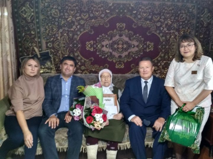Сергей Димитриев поздравил жительницу Кукмора Альфию Шаймарданову с 90-летием